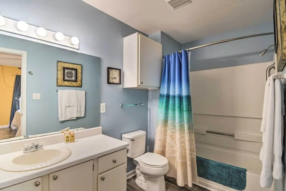 5 Mi to Beach: Gulf Shores Condo w/ Perks!