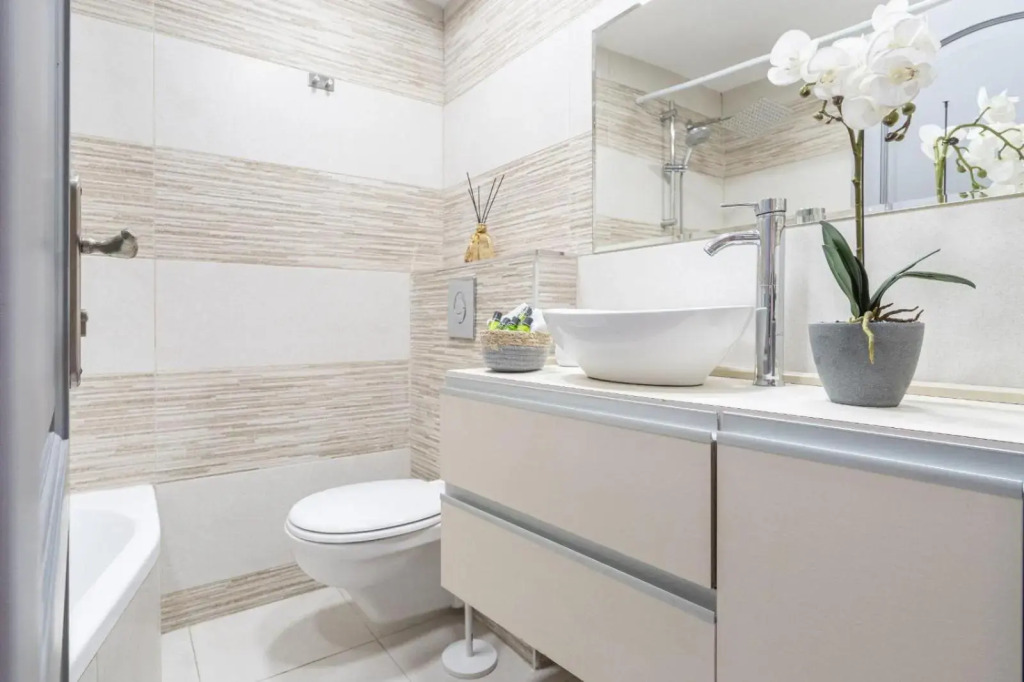Renovated 2 BR with 2 BTH front Mamilla Mall