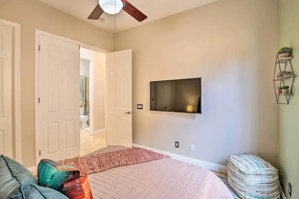 222396 3BR Escape w/ Fire Pit: 1 Mi to Old Town
