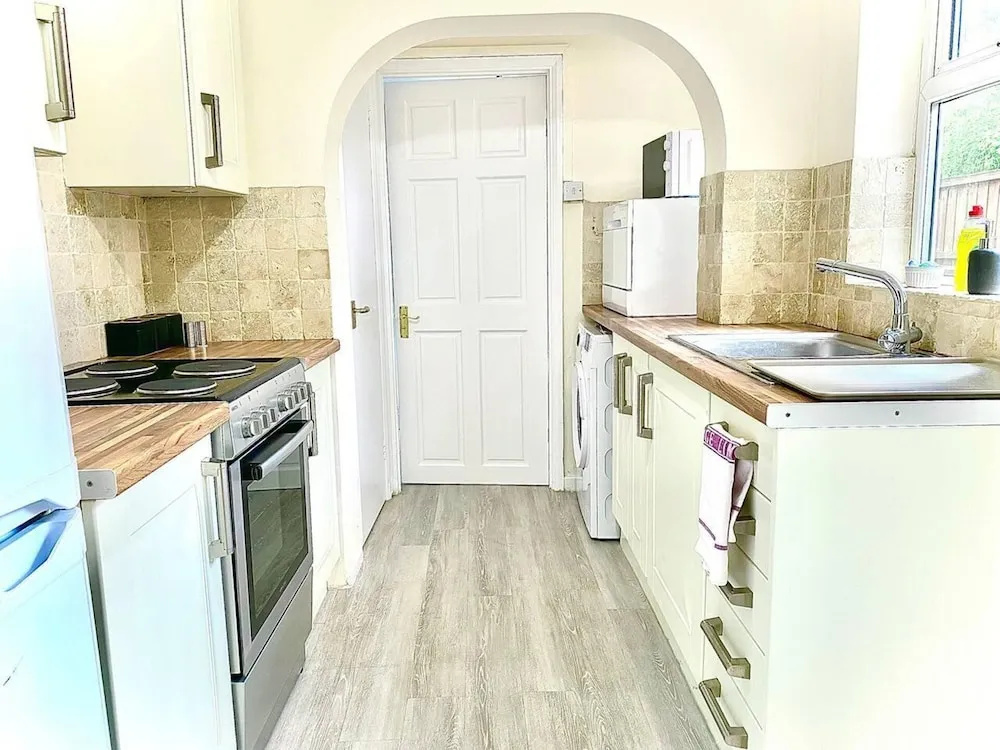 Stunning 3-bed House in Bedford, Quiet Location