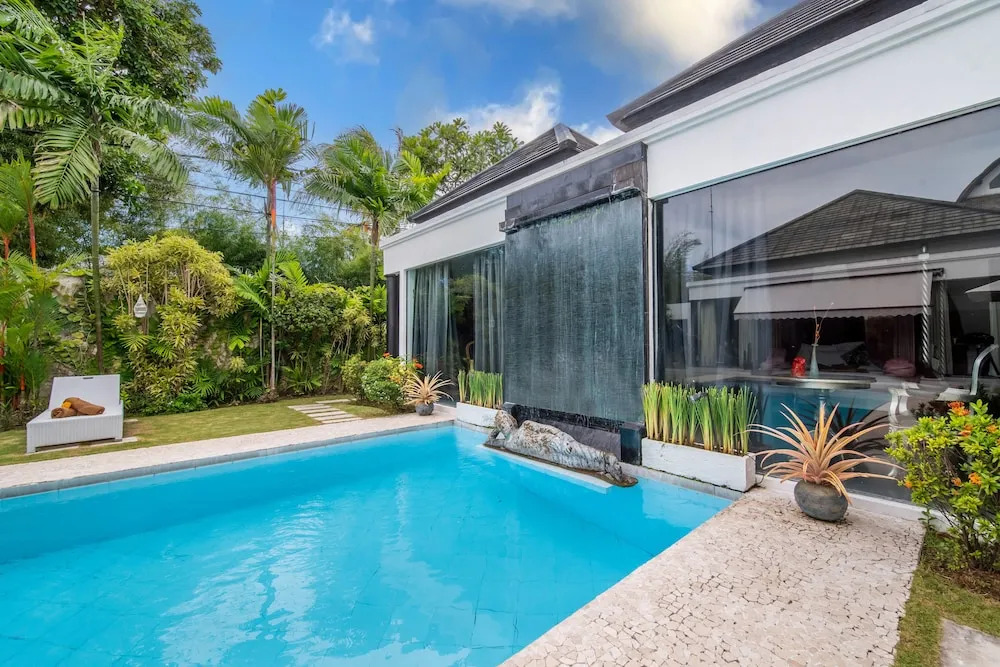 Serene 4br Seminyak Villa with Tropical