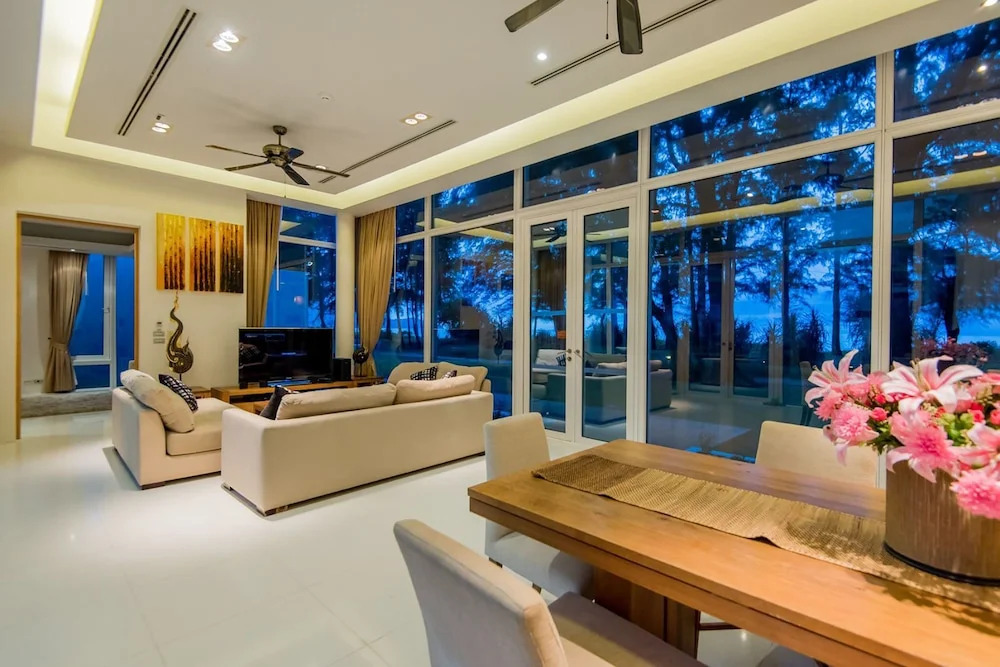Excellence Beachfront Villa