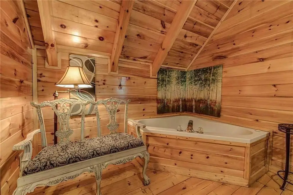 Holly Berry 4 Bedroom Home with Hot Tub