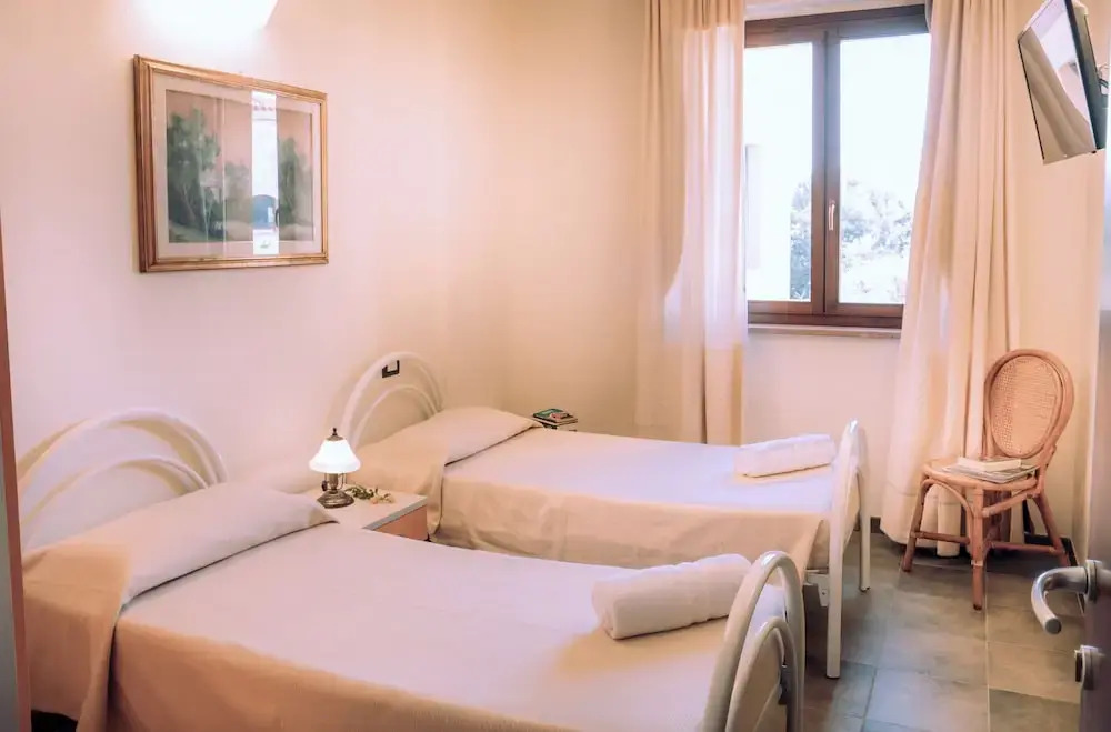 Hotel with swimming pool in Arbus