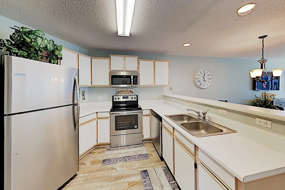 New Listing! Gulf-view Beach W/ Pools 2 Bedroom Condo