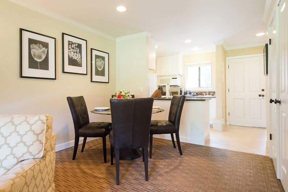 Luxury Napa Getaway Golf Views King Bed
