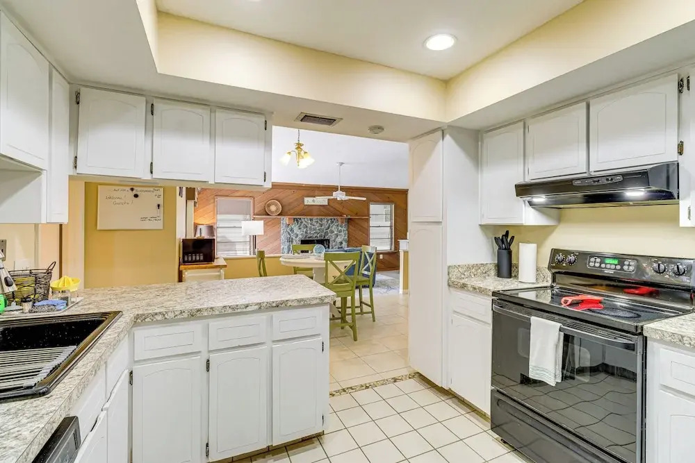 1 Mi to Dtwn Stuart: Bright Home w/ Pool & Spa!