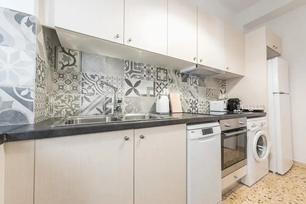Bright 2 Bdrm apt in the Heart of Athens