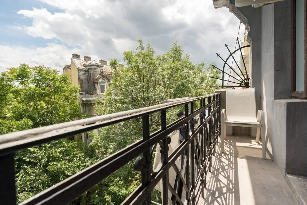 Romanian Athenaeum Flat - Refined 3BR Steps from Calea Victoriei