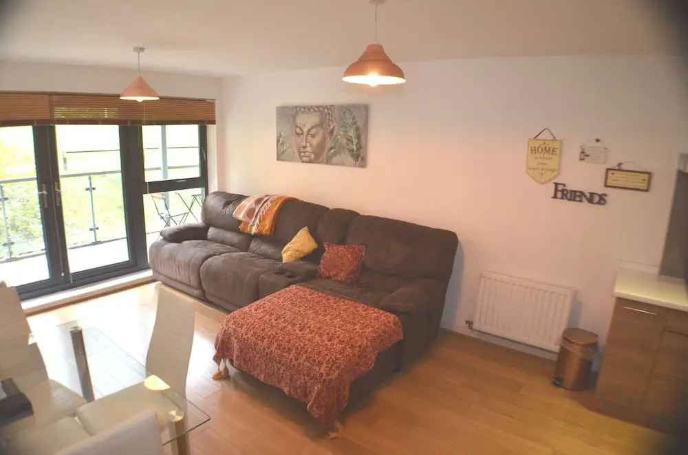 360 Serviced Accommodations - Brentwood 2 Bedroom Executive Apartment With Secure Parking