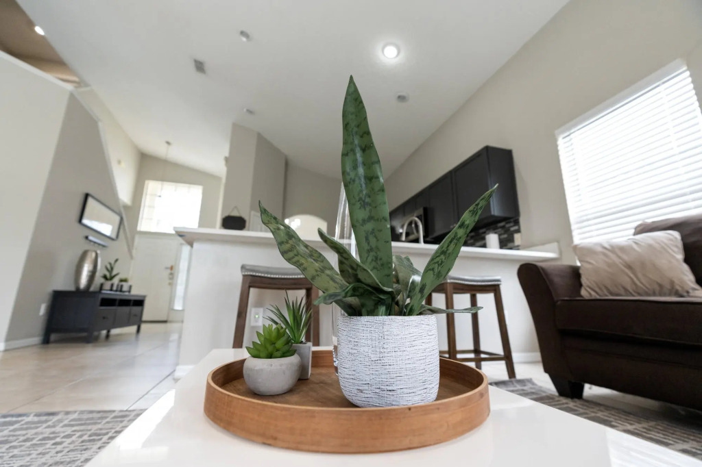 Cozy 5 bedrooms, tranquility right next to Disney!