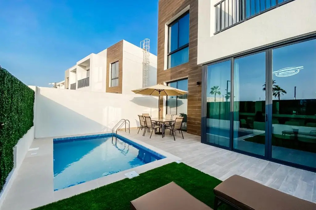 RH- 4BR Luxurious Villa with Private Pool, beach access