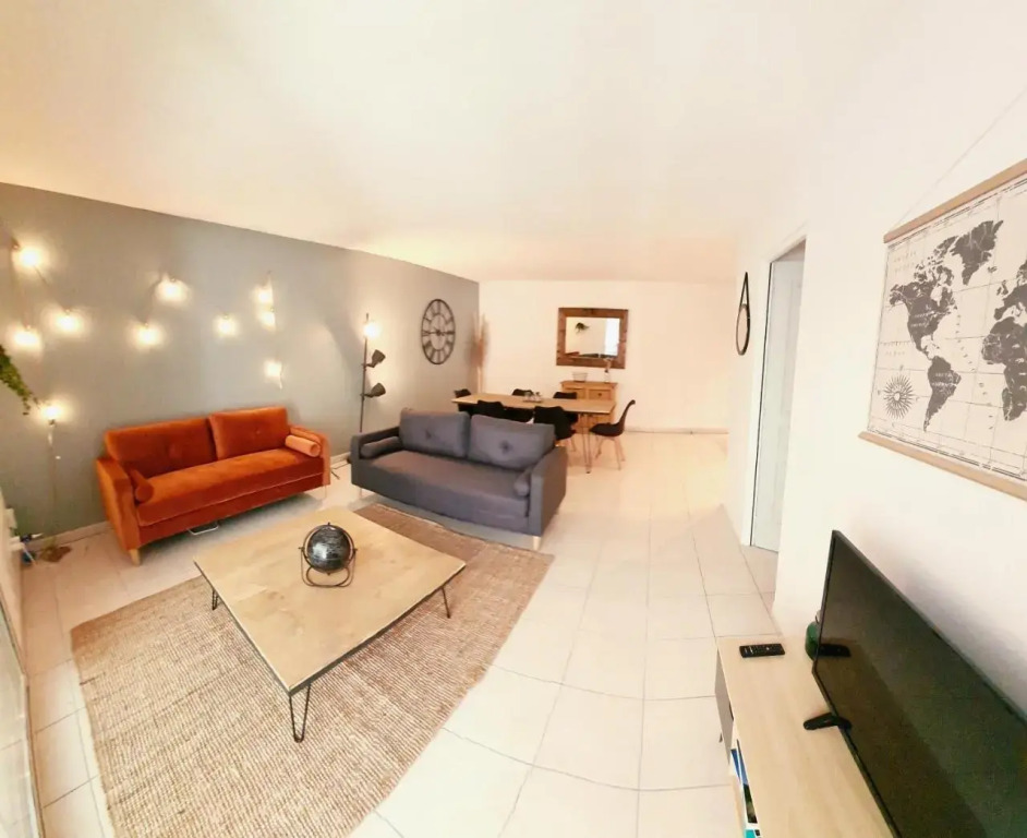 spacieux logement avec terrasse à 100m du tram