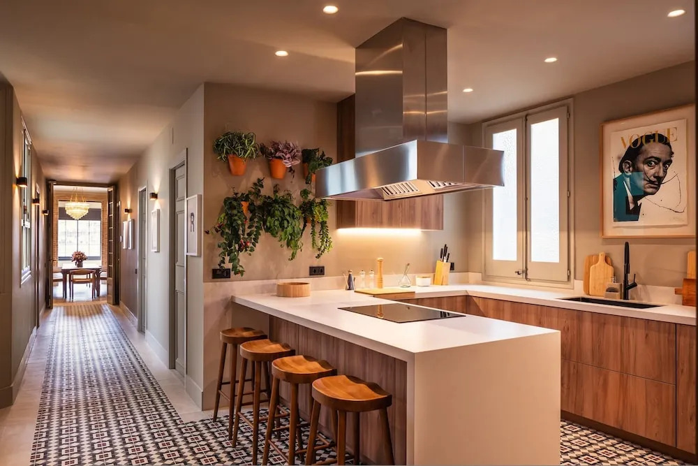 Lovely 6 BR Flat in L Eixample