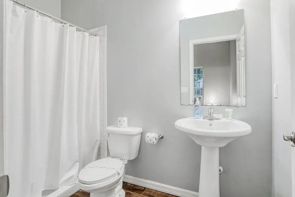 Updated, Dog-friendly gem W/fenced Yard, Foosball & Pool Tables, Wifi, Fireplace
