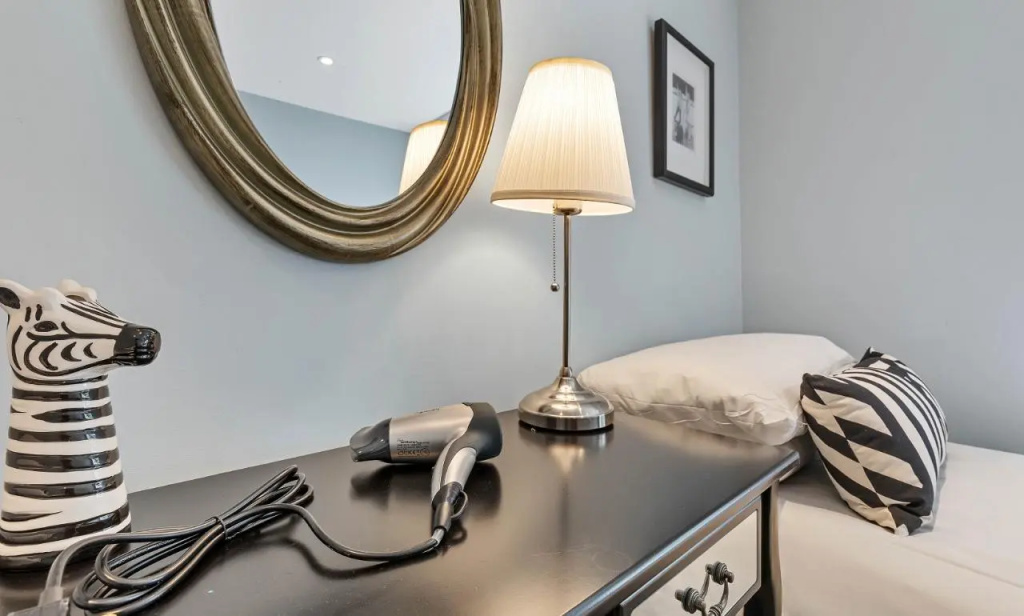 Central Pier Place | Large Group House | 20 metres from the Pier and beach