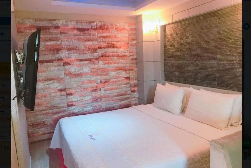 Renaissance Motel