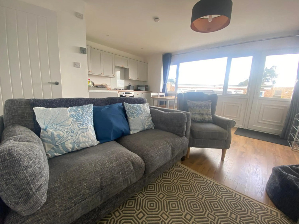 Beau - Brambles Chine, Colwell Bay, Nr Yarmouth - 5 star WiFi - Short walk to The Hut and beach - Ferry offers