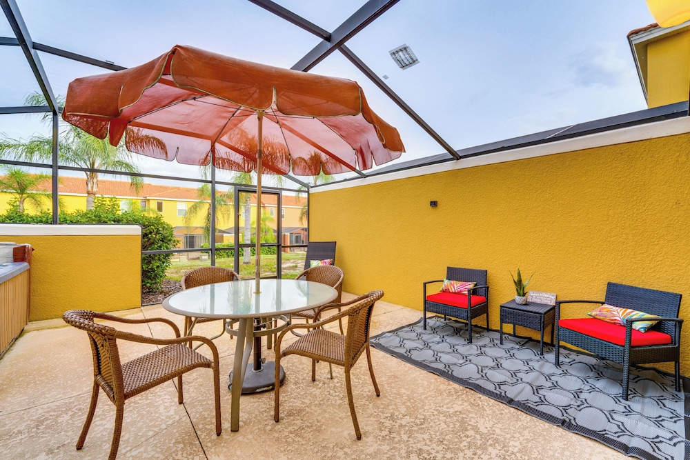 4 Mi to Disney World: Townhome w/ Hot Tub & Lanai!