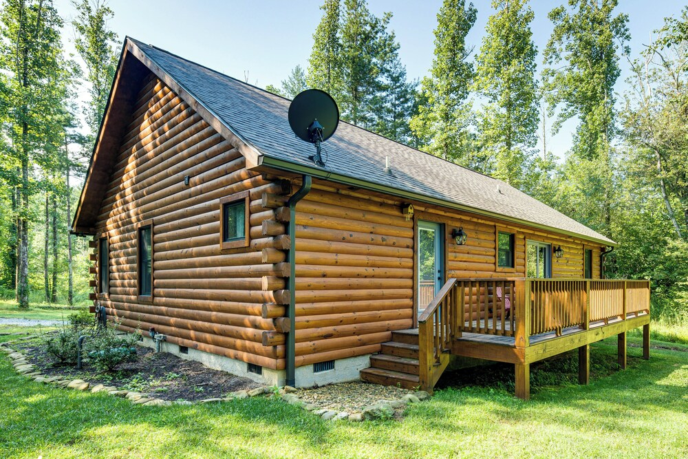 Secluded, Private! Forested Hendersonville Retreat