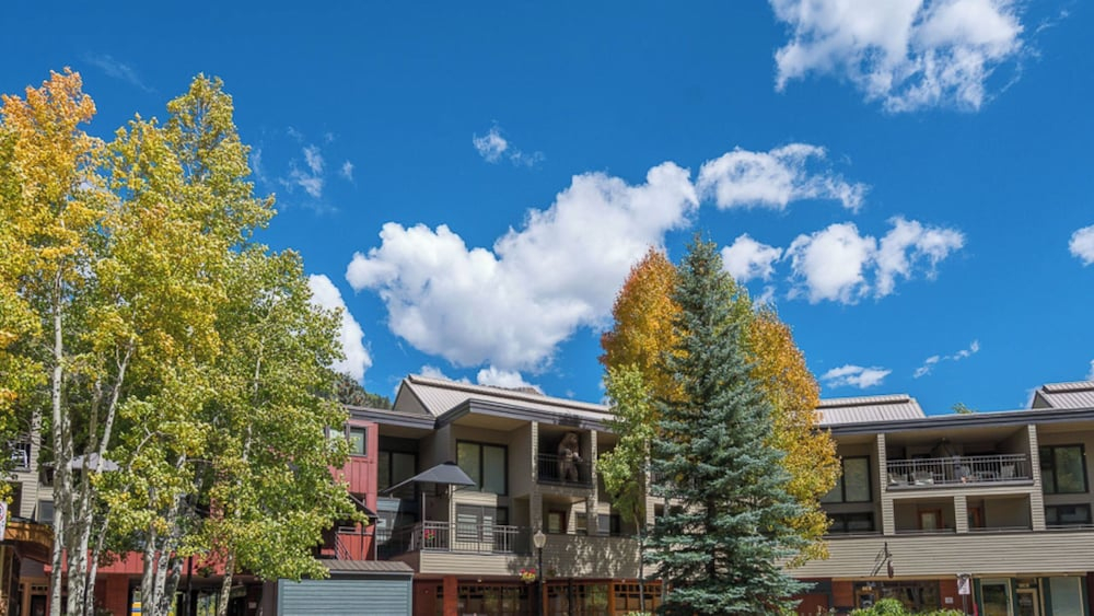 Cimarron Lodge 20 by Avantstay Ski In/ Ski Out Condo in Ideally Located Complex w/ Hot Tubs!