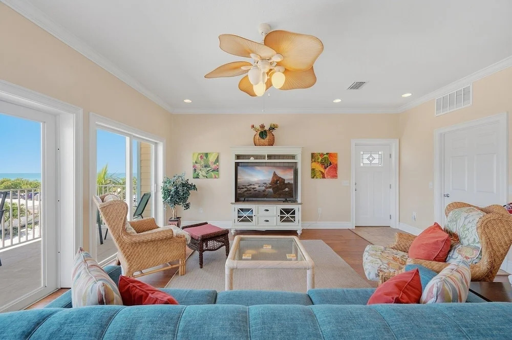 102 6Th St S- Upstairs Home