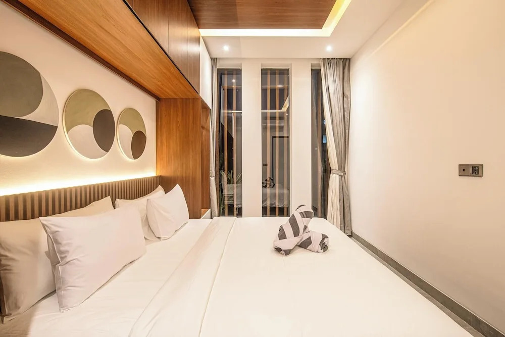 Tropical Elegance 5BR Canggu Villa Near Beach