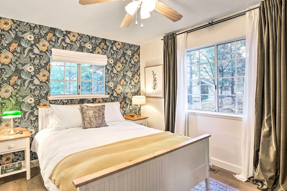 Luxe Lake Arrowhead Getaway w/ Treetop Views!