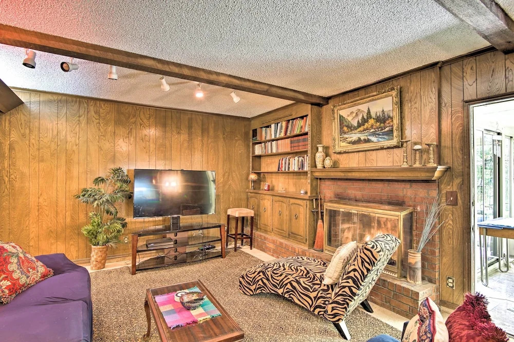 Private Home w/ Hot Tub & Patio Near Dtwn Tulsa