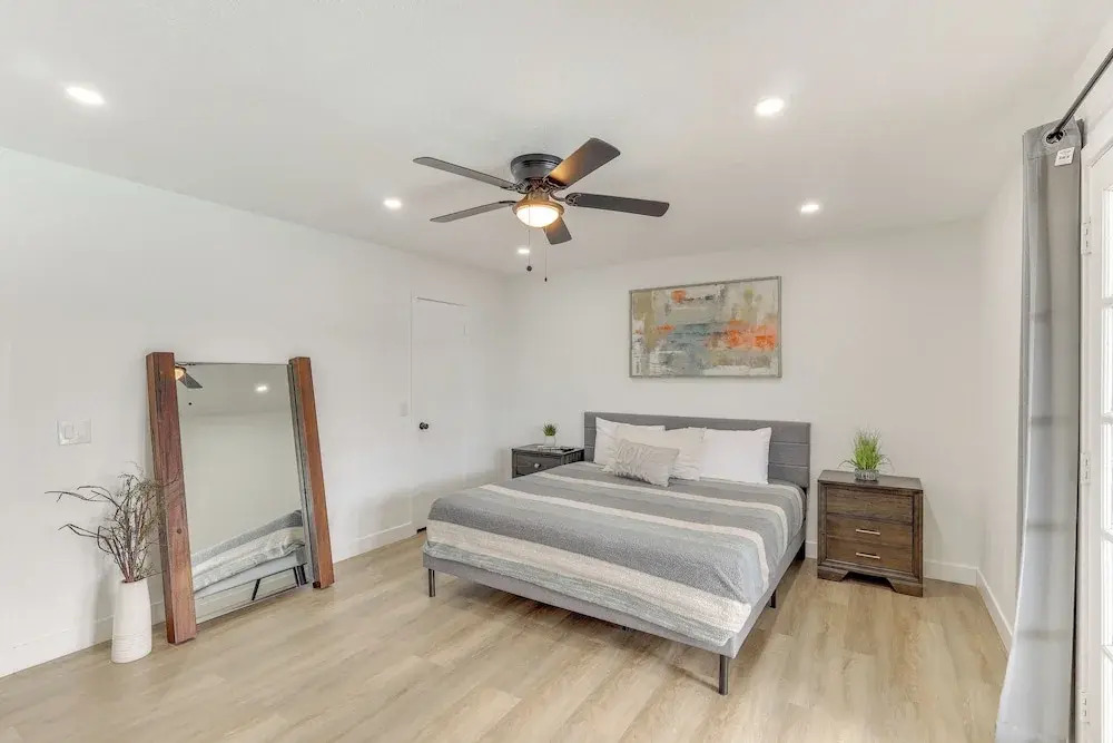 Poolside Relaxation: Group-friendly Home in Havasu
