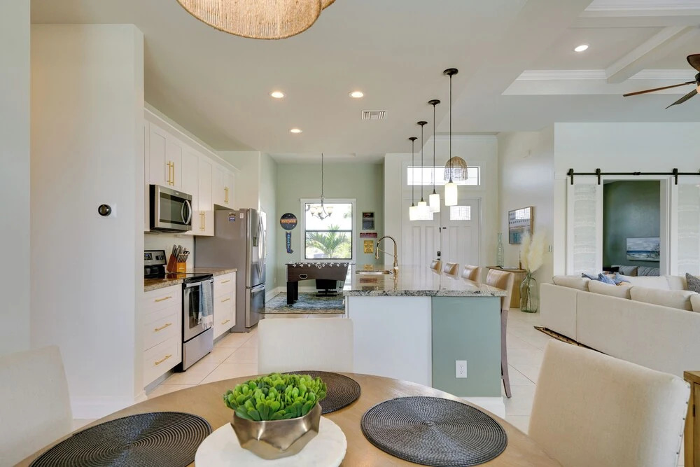 Pool & Gulf Access Canal: Chic Cape Coral Home!