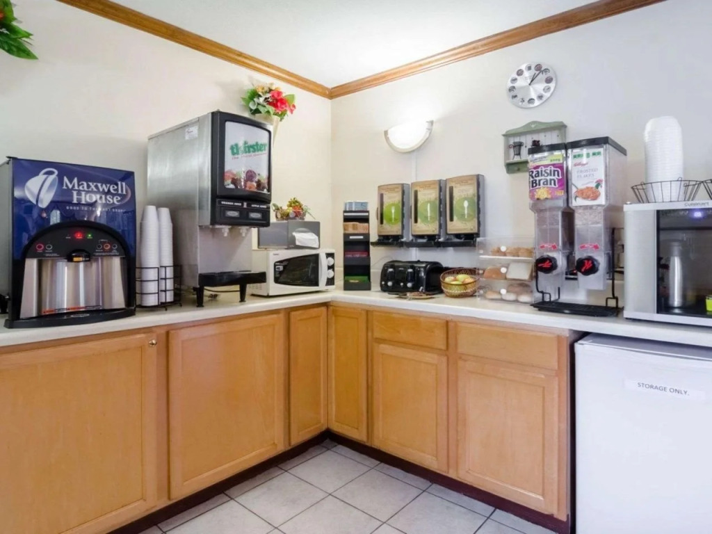 Econo Lodge Colonial