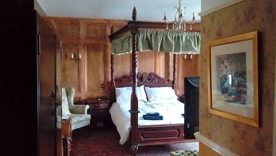 Neuadd Arms Hotel