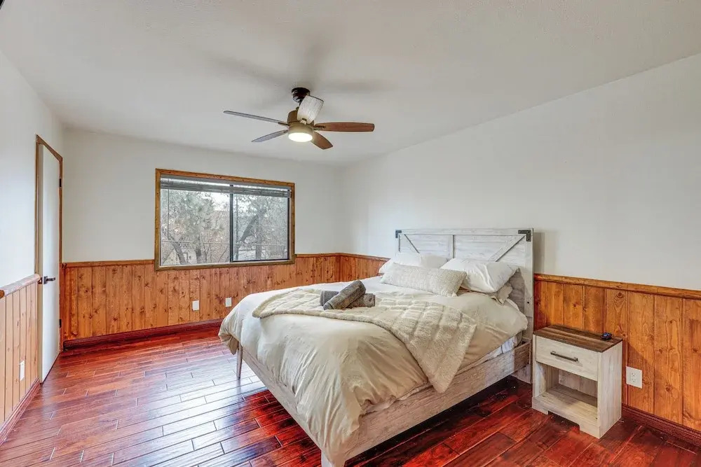 Renovated Moonridge Cabin w/ Hot Tub & Lake Views