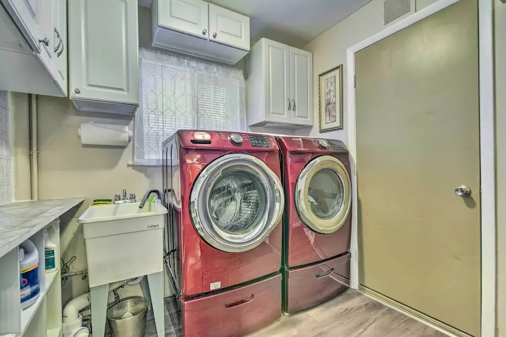 Pet-friendly Taylor Home w/ Backyard Oasis!