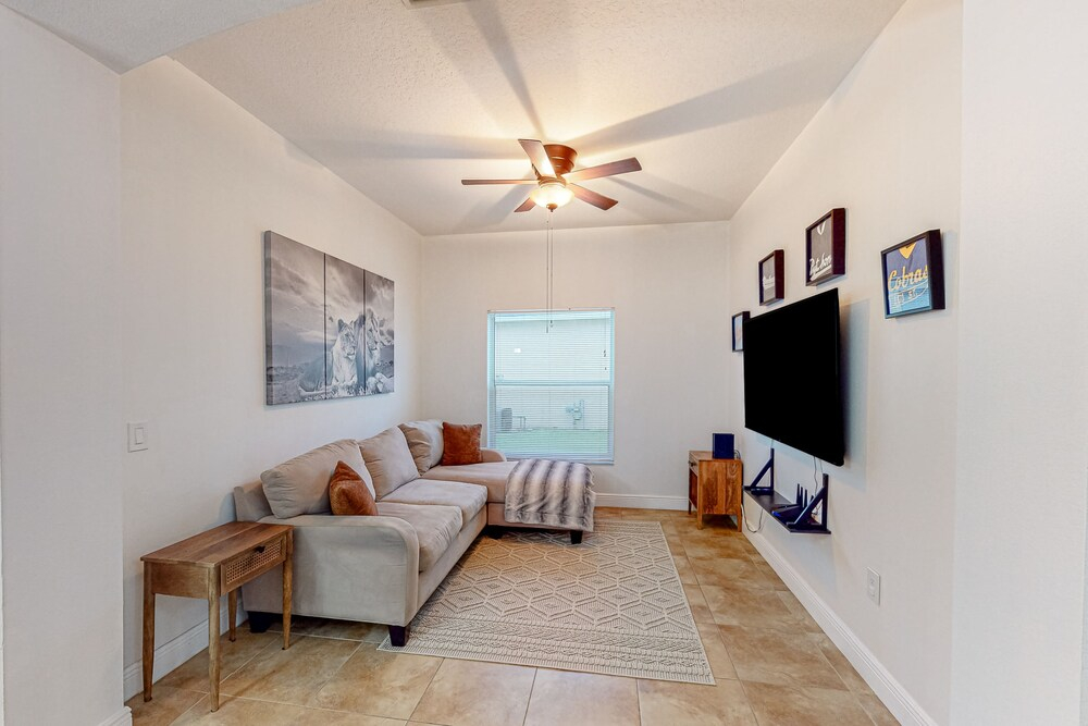 Sunlit Serenity Oasis House in Kissimmee With Private Pool, Pool Table, Tennis