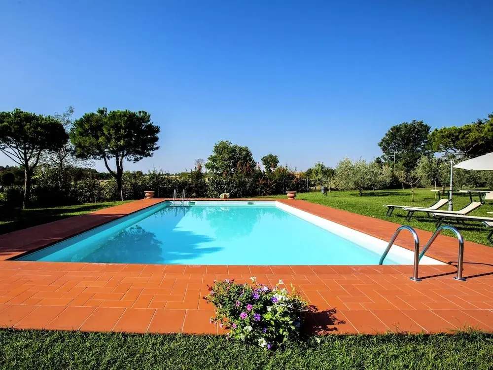 Villa with Spacious Garden, Swimming Pool, Hot Tub, Tennis Court near Cortona