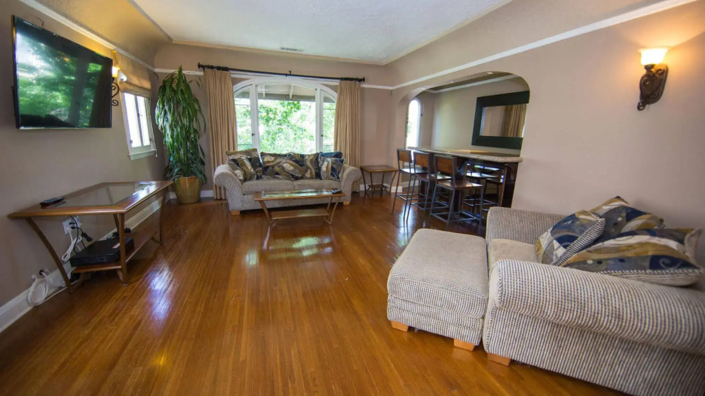 West Hollywood Vintage Vacation Apt