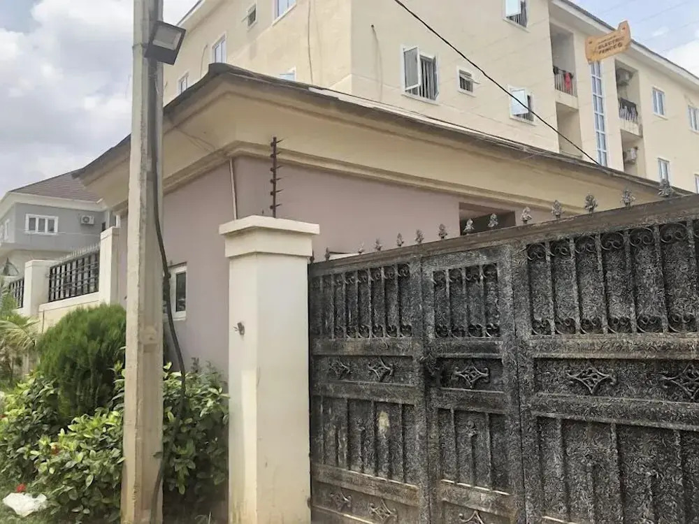 His Glory's Apartment