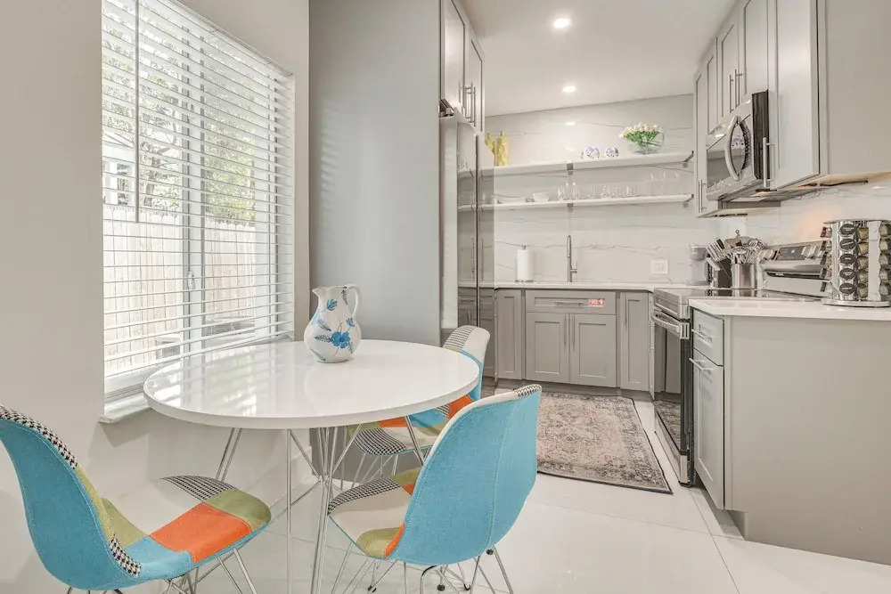 Walk to Dining & Nightlife! Chic Apt Near Las Olas