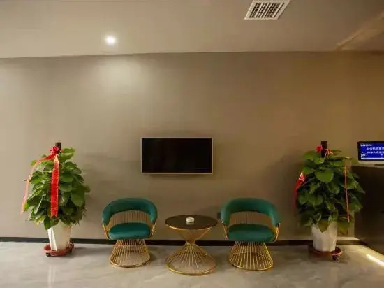 IU Hotel (Mengzhou Bus Station Huichang South Road)