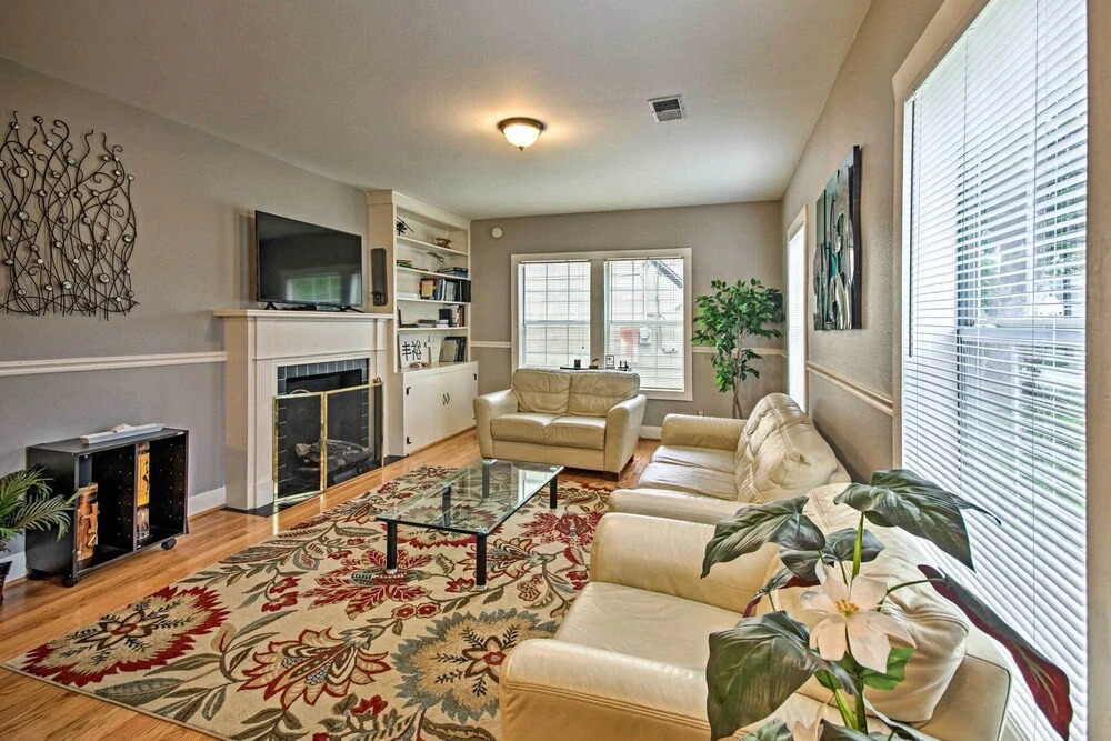 3 Miles to Houston Zoo: Home w/ Yard!