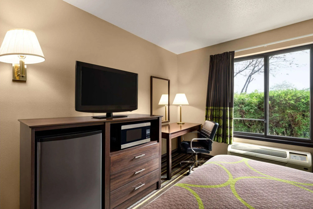 Super 8 by Wyndham Germantown/Milwaukee