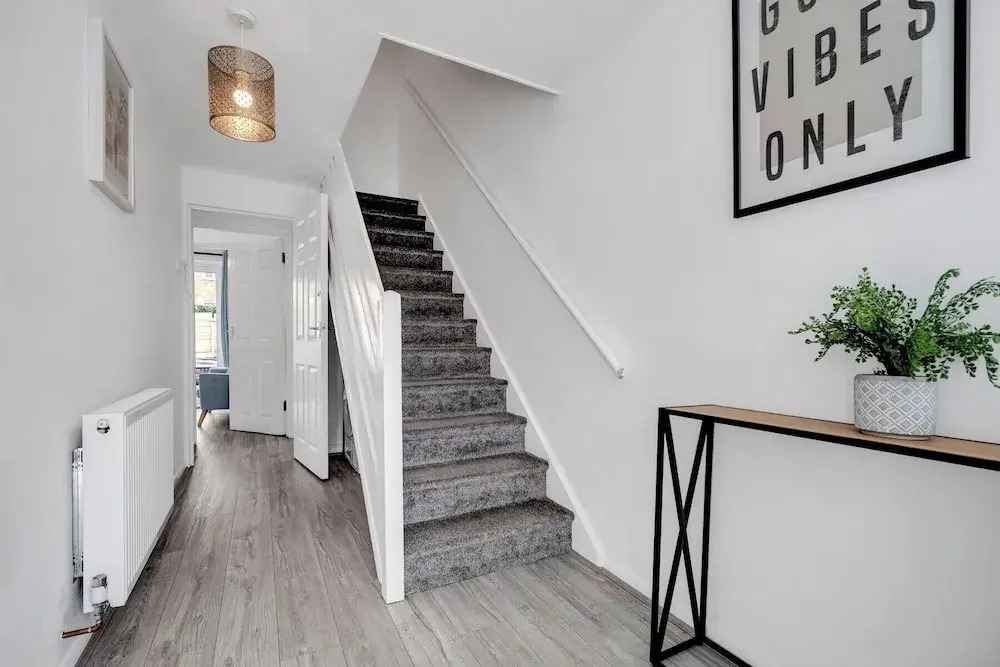 4 Bedrooms - Up To 14 Guests - Free Parking