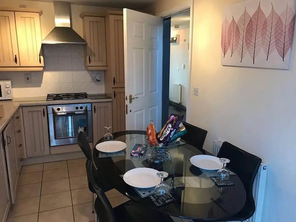 My-Places Large 4 Bed Town House (14A)