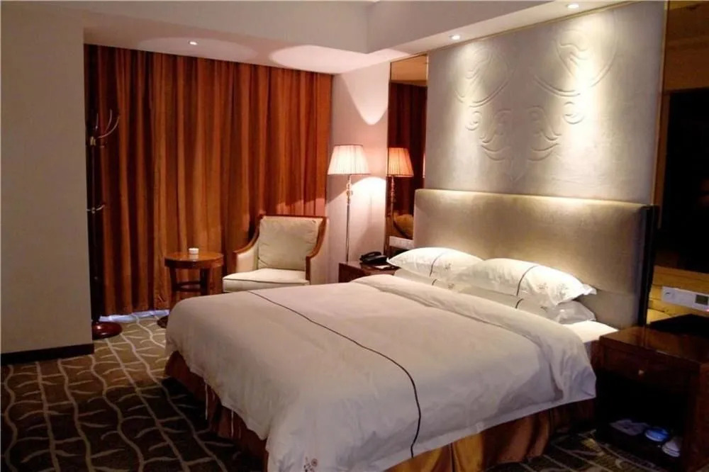 Vienna Hotel Xinyang Pingqiao Century Plaza Store