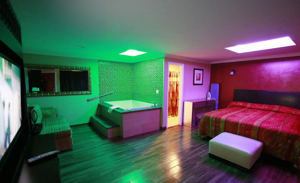 Sky Palm Motel - Orange