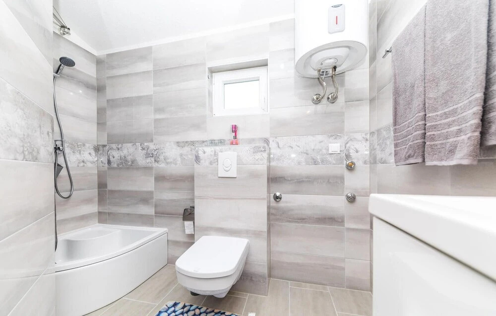Beautiful Apartment in Kastel Luksic With 1 Bedrooms and Wifi