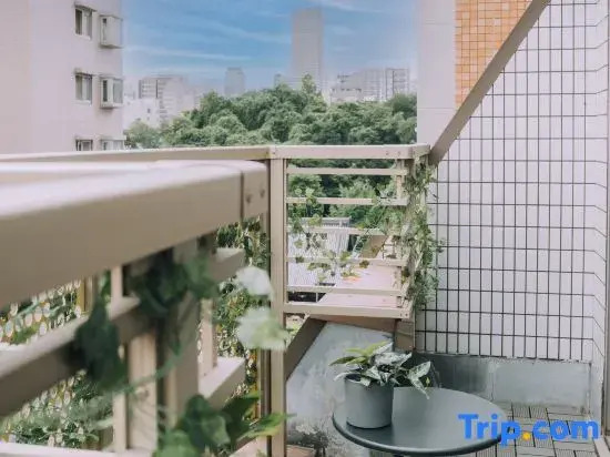 Minimalist Loft 99: Namba Compact Studio & 24/7 Gym