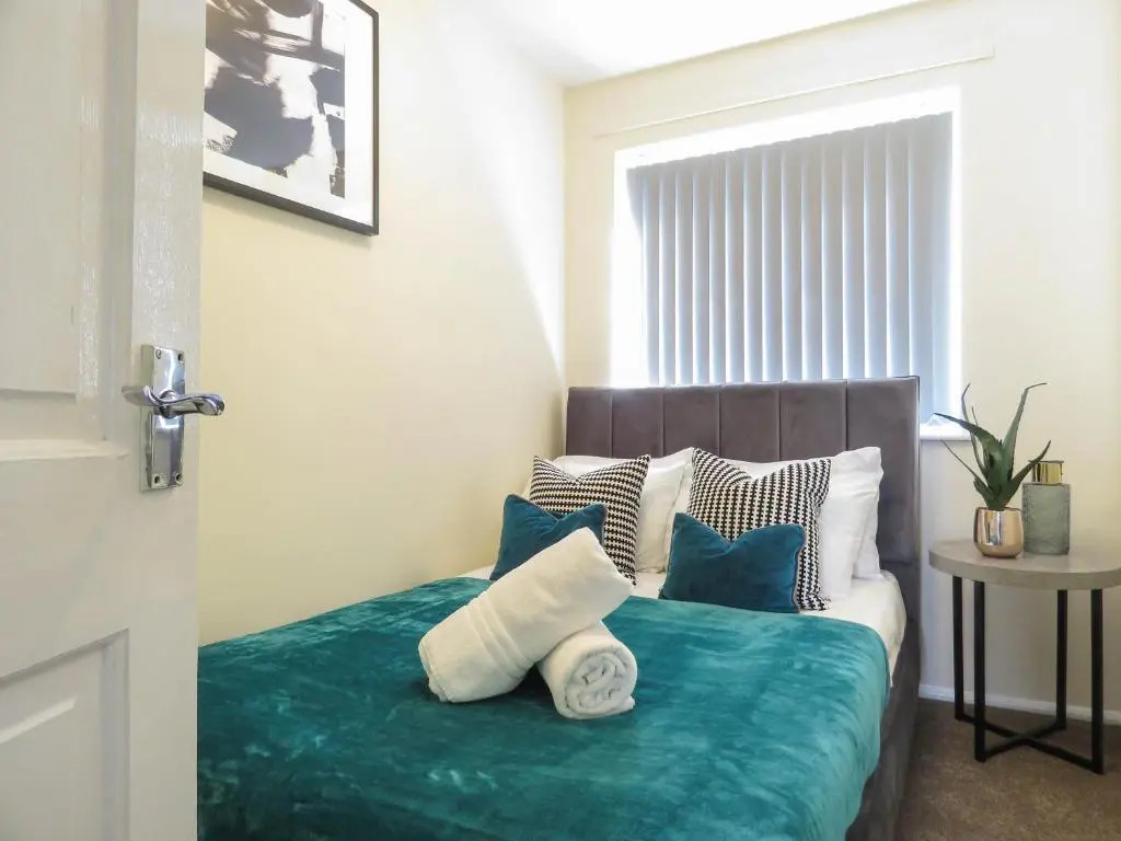 Tudors eSuites 3 Bedroom Apartment 6 Beds & Parking